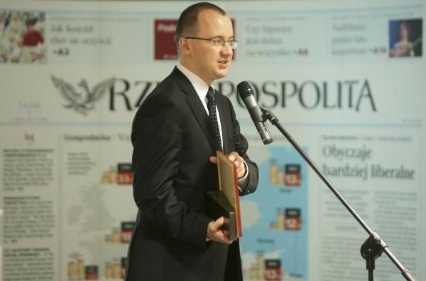 Adam Bodnar z Helsińskiej Fundacji Praw Człowieka odbierający nagrodę Prawnik Pro Bono w imieniu laureata tej nagrody prof. Zbigniewa Hołdy