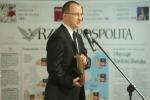 Adam Bodnar z Helsińskiej Fundacji Praw Człowieka odbierający nagrodę Prawnik Pro Bono w imieniu laureata tej nagrody prof. Zbigniewa Hołdy