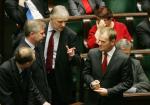 Premier Donald Tusk ostro krytykował partie, które nie chciały ograniczyć swoich subwencji. Na zdjęciu z Waldym Dzikowski, Sławomirem Rybickim i Jarosławem Gowinem po głosowaniu nad obcięciem subwencji dla partii