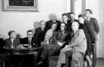 Jakub Berman  (trzeci z lewej)  i Władysław Gomułka  (na pierwszym planie) wśród innych prominentów komunistycznych i członków delegacji Labour Party, 1946 r.  
