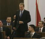 Donald Tusk w Senacie. Tomasz Misiak siedzi w pierwszym rzędzie po prawej.