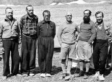 Uczestnicy wyprawy 1939 roku w bazie u podnóży Nanda Devi: Janusz Klarner, Jakub Bujak, Adam Karpiński, brytyjski lekarz  dr J.R. Foy, oficer łącznikowy  major S.Blake oraz Stefan Bernadzikiewicz (archiwum wyprawy)Bigger