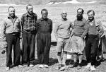 Uczestnicy wyprawy 1939 roku w bazie u podnóży Nanda Devi: Janusz Klarner, Jakub Bujak, Adam Karpiński, brytyjski lekarz  dr J.R. Foy, oficer łącznikowy  major S.Blake oraz Stefan Bernadzikiewicz (archiwum wyprawy)