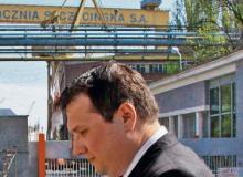 Nie po to mój dziadek rezerwował tereny  pod stocznię,  bym milczał, gdy się ją niszczy.  Nawet za cenę legitymacji partii cieszącej się wielkim poparciem  – mówi Krzysztof Zaremba.  Na zdjęciu podczas piątkowej konferencji prasowej  przed Stocznią Szczecińską,  na której wyjaśniał powody odejścia z PO Bigger