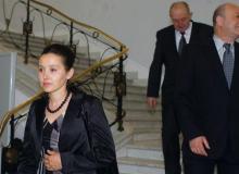 Danuta Olewnik-Cieplińska, siostra Krzysztofa,  wraz z ojcem Włodzimierzem Olewnikiem  i pełnomocnikiem mec. Bogdanem Borkowskim  w Sejmie  16 kwietniaBigger