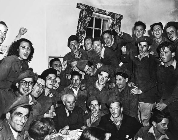 Premier Izraela Dawid Ben-Gurion w otoczeniu żołnierzy, 1948 r.