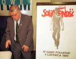 Lech Wałęsa na tle dawnego plakatu zachęcającego do zagłosowania w wyborach 1989