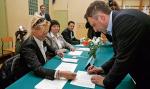 Według naszych ustaleń w głosowaniu wzięło udział prawie 13 tys. osób. To ok. 40 proc. uprawnionych. Za Karnowskim opowiedziało się  ok. 62 proc. głosujących. Na zdjęciu prezydent Jacek Karnowski w lokalu referendalnym