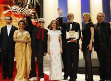 Michael Haneke (ze Złota Palmą) pozuje do zdjęć na zakończenie festiwalu. W białej sukni Isabelle Huppert - członkini jury.Bigger