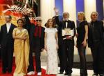 Michael Haneke (ze Złota Palmą) pozuje do zdjęć na zakończenie festiwalu. W białej sukni Isabelle Huppert - członkini jury.