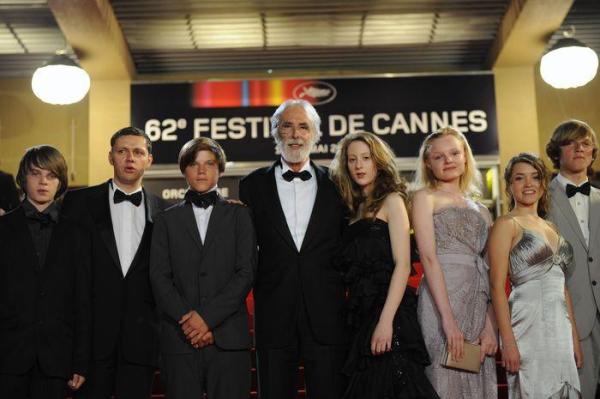 Michael Haneke pozuje do zdjęć z młodymi aktorami z filmu 