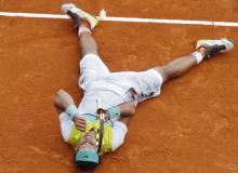 Rafael Nadal świętuje jedno ze zwycięstwBigger