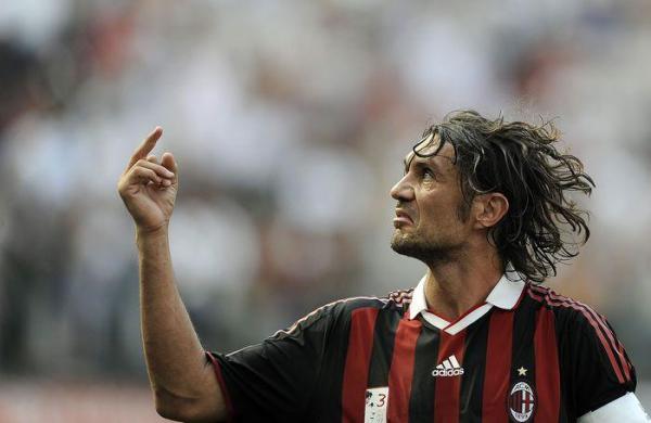 Paolo Maldini przez lata gry w obronie Milanu stał się jego legendą. Kibice podczas ostatniego meczu w Mediolanie pożegnali go gwizdami. Piłkarz nie krył rozgoryczenia ich zachowaniem