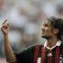 Paolo Maldini przez lata gry w obronie Milanu stał się jego legendą. Kibice podczas ostatniego meczu w Mediolanie pożegnali go gwizdami. Piłkarz nie krył rozgoryczenia ich zachowaniem