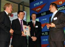 Marek Mos, dyrektor HR  w Google Poland  (z prawej)  odbiera nagrodę dla Najlepszego Miejsca Pracy w Polsce 2009. Wręcza ją Paweł Bochniarz prezes GPTW Institute Polska wraz z Ryszardem Grobelnym , prezydentem Poznania (z lewej) i Palle Ellemanem Knudsenem, szefem GPTW Institute Europe Bigger