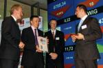 Marek Mos, dyrektor HR  w Google Poland  (z prawej)  odbiera nagrodę dla Najlepszego Miejsca Pracy w Polsce 2009. Wręcza ją Paweł Bochniarz prezes GPTW Institute Polska wraz z Ryszardem Grobelnym , prezydentem Poznania (z lewej) i Palle Ellemanem Knudsenem, szefem GPTW Institute Europe 