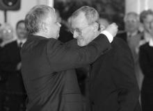 Prezydent Lech Kaczyński odznacza Jacka MaziarskiegoBigger