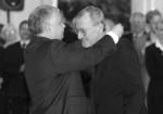 Prezydent Lech Kaczyński odznacza Jacka Maziarskiego