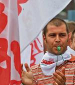 Pracownicy SEWS-P w Rawiczu uważają, że koncern chce przenieść produkcję do Rumunii. Na zdjęciu manifestacja 22 maja 