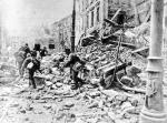 Katastrofa, jaką wywołało powstanie, przeszła nasze najgorsze przewidywania - mówi Aronson. Warszawa, sierpień 1944 r.