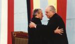 Premier Tadeusz Mazowiecki i kanclerz Helmut Kohl w Krzyżowej w 1989 r.