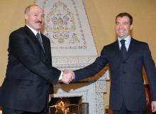 Prezydent Białorusi Aleksander Łukaszenko (z lewej) z prezydentem Rosji z Dimitrjem MiedwiediewemBigger