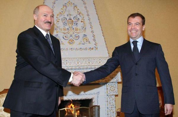 Prezydent Białorusi Aleksander Łukaszenko (z lewej) z prezydentem Rosji z Dimitrjem Miedwiediewem