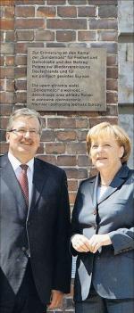 Bronis??aw Komorowski i Angela Merkel przed pomnikiem [??r??d??o: AP]