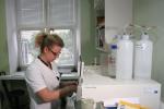 Władze Wydziału Biotechnologii i Nauk o Żywności Politechniki Łódzkiej przyznają: w kraju brakuje przemysłu biotechnologicznego. Dodają, że absolwenci znajdują pracę w przemyśle spożywczym. Na zdjęciu doktorantka Aneta Antczak