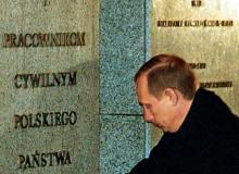Władimir Putin, wówczas prezydent, goszcząc w Warszawie w styczniu 2001 roku, złożył kwiaty pod pomnikiem Polskiego Państwa Podziemnego i Armii Krajowej. Wydawało się, że zapowiada to lepszy klimat w rozmowach dotyczących przeszłościBigger