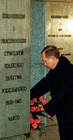 Władimir Putin, wówczas prezydent, goszcząc w Warszawie w styczniu 2001 roku, złożył kwiaty pod pomnikiem Polskiego Państwa Podziemnego i Armii Krajowej. Wydawało się, że zapowiada to lepszy klimat w rozmowach dotyczących przeszłości