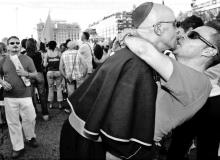 Geje i lesbijki na swoich manifestacjach coraz częściej pozwalają sobie nie tylko na epatujące homoseksualnym erotyzmem stroje, ale też na przebieranie się w habity i sutanny. Na zdjęciu Parada Równości w Madrycie w 2005 rokuBigger