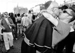 Geje i lesbijki na swoich manifestacjach coraz częściej pozwalają sobie nie tylko na epatujące homoseksualnym erotyzmem stroje, ale też na przebieranie się w habity i sutanny. Na zdjęciu Parada Równości w Madrycie w 2005 roku