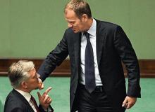 Premier Donald Tusk namawiał  w Sejmie polityków PO  do poparcia poprawki, która znosiła zapis o przeznaczaniu na media publiczne  co najmniej 900 mln zł.  Na zdjęciu z posłem Platformy Jarosławem Gowinem, który jeszcze przed głosowaniem powiedział portalowi Tvp.info,  że „ustawa już jest martwa”Bigger