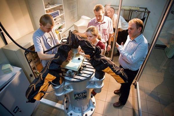 Studenci AGH przy użyciu szybkoobrotowego robota przygotowują  elementy dla przemysłu lotniczego i samochodowego 