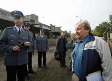 Andrzej Kowalewski (z prawej) podczas wywłaszczania fragmentu swojej działki w październiku 2008 r.Bigger