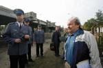 Andrzej Kowalewski (z prawej) podczas wywłaszczania fragmentu swojej działki w październiku 2008 r.