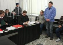 Adwokaci Piotr Sagan i Paweł Tarasiuk w procesie przeciwko Adamowi G. oskarżonemu o zamordowanie sąsiada przez odcięcie głowy siekierąBigger