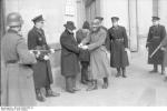 Niemiecka Ordnungspolizei i polska granatowa policja w Krakowie, rok 1941.