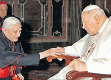 Duże i bardzo duże zaufanie do papieża deklaruje  80 proc. Polaków.  W 1998 roku, gdy papieżem był Jan  Paweł II, takich odpowiedzi było 91 proc. Na zdjęciu  w 2003 roku  z kardynałem Josephem RatzingeremBigger