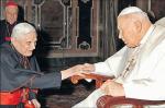 Duże i bardzo duże zaufanie do papieża deklaruje  80 proc. Polaków.  W 1998 roku, gdy papieżem był Jan  Paweł II, takich odpowiedzi było 91 proc. Na zdjęciu  w 2003 roku  z kardynałem Josephem Ratzingerem