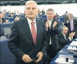 Jerzy Buzek cieszy się dziś większym zaufaniem Polaków niż premier Donald Tusk