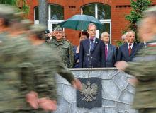 Minister Bogdan Klich przeniesie jednostkę przeciwlotniczą do Gołdapi. Według ekspertów powinna stacjonować w Elblągu.  Na zdjęciu szef MON podczas uroczystości wojskowych w maju w Inowrocławiu Bigger
