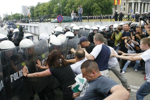 Podczas egzekucji komorniczej w KDT doszło do starć kupców z firmą ochroniarską i policją.