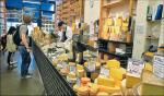 Brytyjczycy chętniej wybierają produkty od lokalnych dostawców, którzy produkują sery i wędliny zgodnie z tradycją