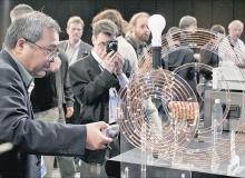 Demonstracja intelowskiej techniki przesyłania energii bez przewodów. Żarówka zużywa mniej więcej tyle energii co pracujący laptopBigger