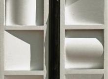 Jerzy  Grochocki, „Białe wielości zawsze stają się czarną  jednością”,  płótno, olej,  70 x 28,5 cm, 2007 r.,  fot. Galeria  MilanoBigger
