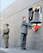 Ustanowienie święta 1 sierpnia to pomysł prezydenta Lecha Kaczyńskiego. Na zdjęciu podczas otwarcia Muzeum Powstania Warszawskiego w 2004 r.
