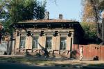Misternie zdobione drewniane domy zapadają się i niszczeją 