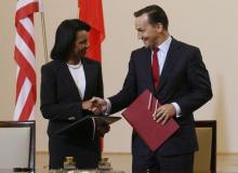 Condoleezza Rice i Radosław Sikorski w dniu podpisania umowy w sprawie tarczy antyrakietowejBigger